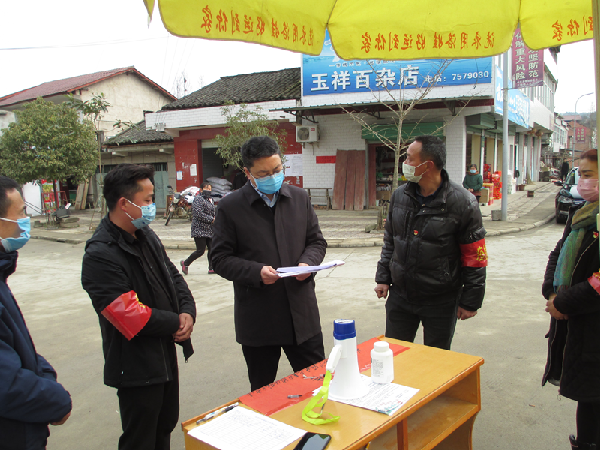 每到一个检查点,牟小军都要详细了解防控力量到岗履