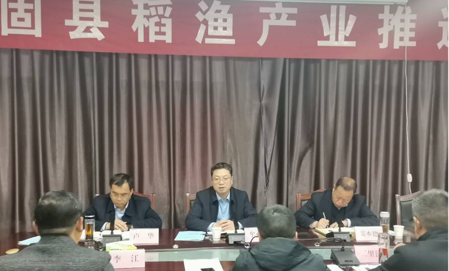 牟小军先后深入龙头镇六一村,新华村,实地查看稻鱼