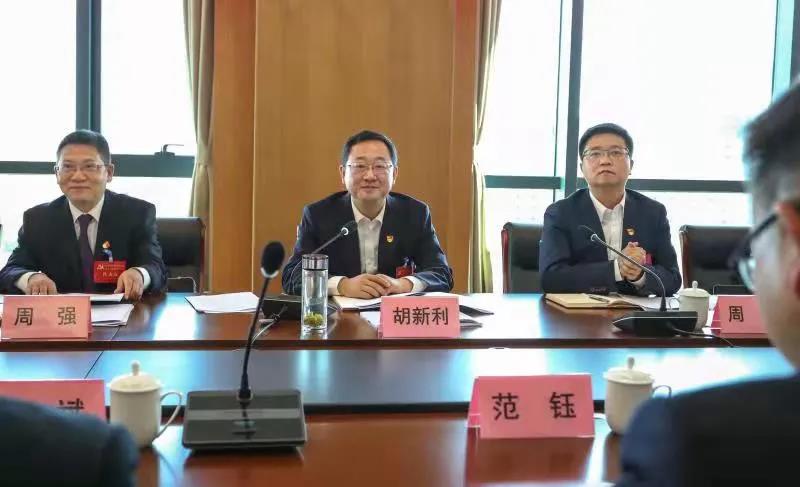 胡新利参加中国共产党城固县第十六次代表大会代表团讨论