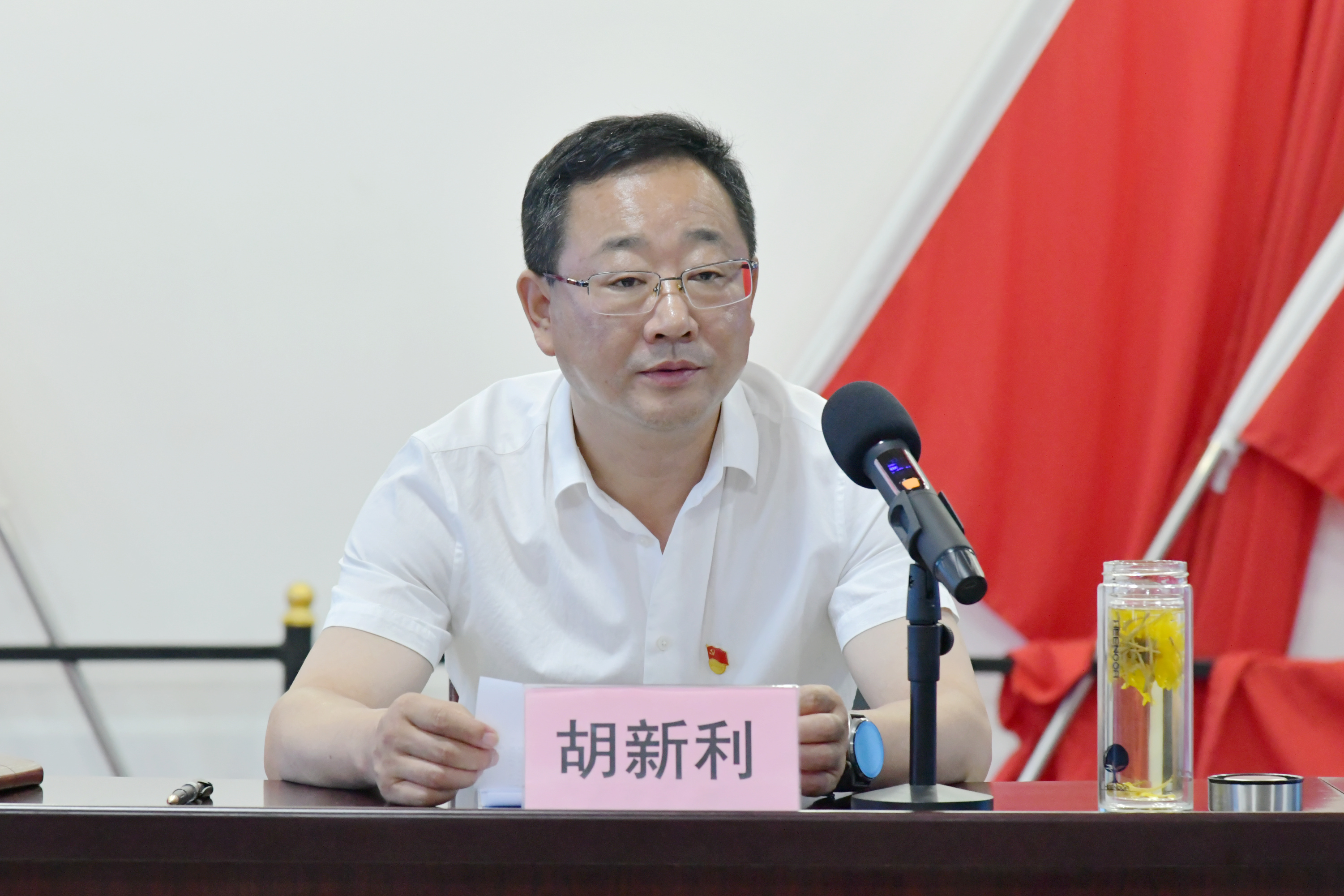 胡新利看望慰问老党员困难党员并参加庆七一主题党日活动